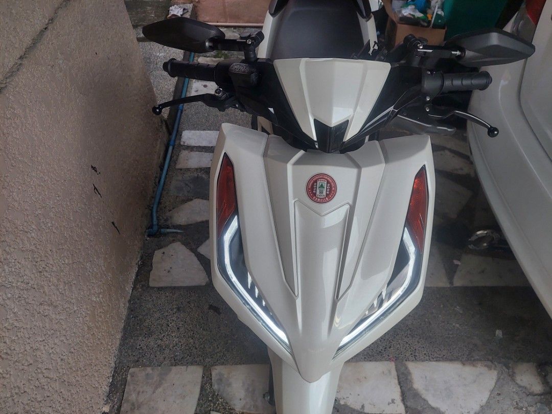 Honda Click 125 with top box (Category: Motorbikes for Sale) located in Paranaque City. Submitted by marc4321 (Listing ID 1467266971, Image 3). Description: - Model: Honda Click 125 Scooter - Color: Clean White - All stock and well maintained - Included: Black seat and black alloy-style top box - Condition: Excellent, clean body panels, ready to hit the road - Ideal for: Daily commutes, errands, and food delivery - original OR CR under my name - 