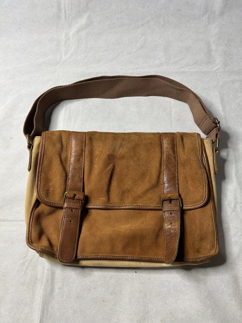 Hotwind Vintage-Style Messenger Bag (Category: Sling Bags) located in Iloilo. Submitted by noy_thrift (Listing ID 1467315144, Image 1). Description: Hotwind Vintage-Style Messenger Bag Width 15 Length 10 Excellent Condition Minimal Sign Of Usage.