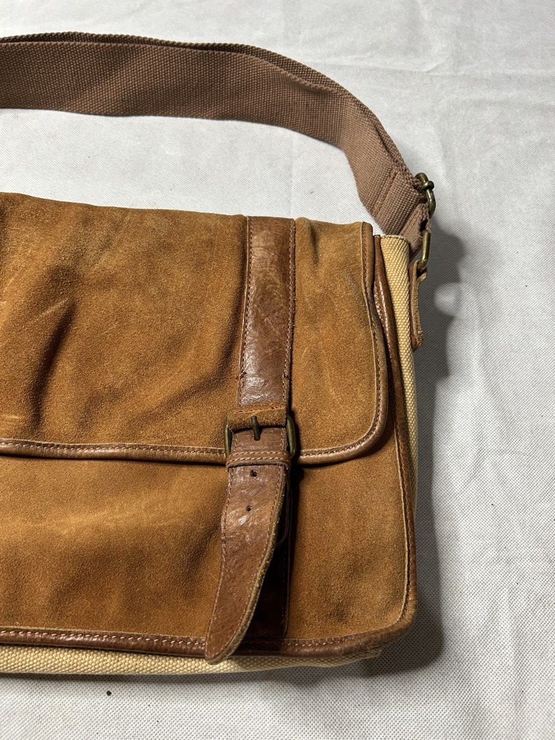 Hotwind Vintage-Style Messenger Bag (Category: Sling Bags) located in Iloilo. Submitted by noy_thrift (Listing ID 1467315144, Image 2). Description: Hotwind Vintage-Style Messenger Bag Width 15 Length 10 Excellent Condition Minimal Sign Of Usage.