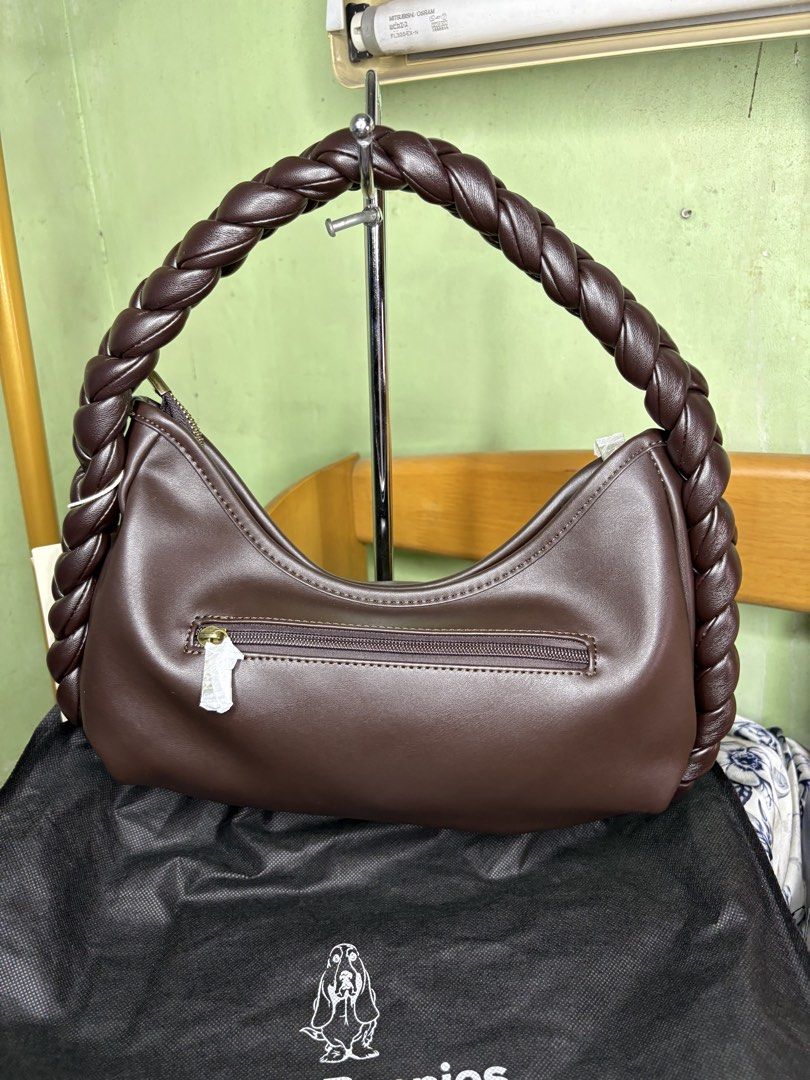 Hush Puppies Shoulder bag (Category: Shoulder Bags) located in Malolos. Submitted by bag_gallery (Listing ID 1467254216, Image 2). Description: OG hush puppies Have super small dots sa ilalim Brandnew Check details sa photo.