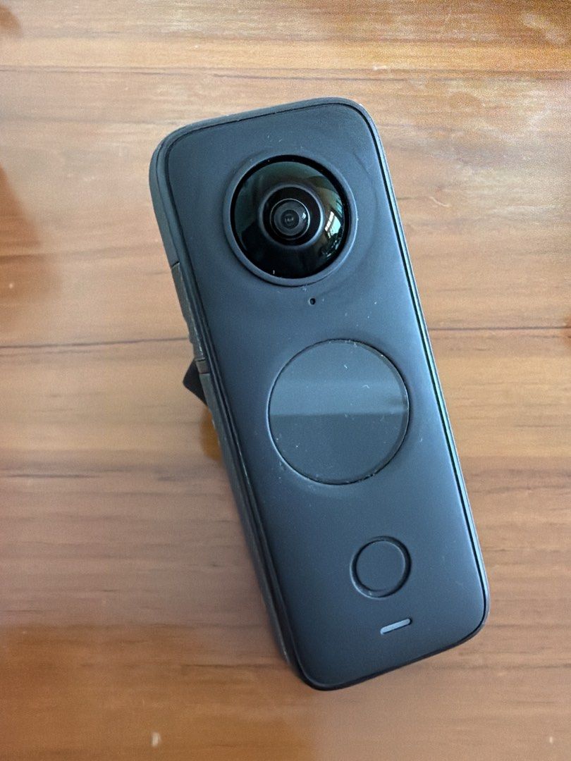 Insta360 ONE X2 360 Degree Action Camera （分類：攝錄機）位於 Hong Kong。 由 sloopee2 提交（商品編號 1467196442，圖片 2）。簡介： Insta360 ONE X2 pocket 360 camera. Dual fisheye lenses capture everything around you. Circular touchscreen on the front for easy preview and control. Standard 1/4-inch mount screw hole on the bottom for tripods and selfie sticks. Compact black body design fits right in your pocket. Great for travel vlogs and outdoor sports filming.。