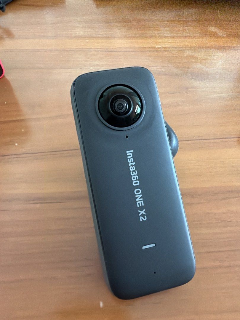 Insta360 ONE X2 360 Degree Action Camera （分類：攝錄機）位於 Hong Kong。 由 sloopee2 提交（商品編號 1467196442，圖片 1）。簡介： Insta360 ONE X2 pocket 360 camera. Dual fisheye lenses capture everything around you. Circular touchscreen on the front for easy preview and control. Standard 1/4-inch mount screw hole on the bottom for tripods and selfie sticks. Compact black body design fits right in your pocket. Great for travel vlogs and outdoor sports filming.。