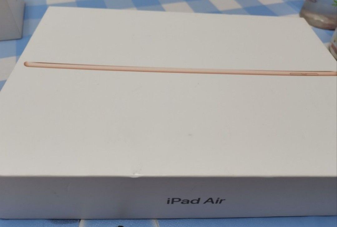 iPad Air3 （分類：平板電腦 - iPad）位於 Hong Kong。 由 honestyisimportant 提交（商品編號 1467351319，圖片 1）。簡介： 人生第一部平板 因為學生需要錢買電腦 所以出售 很愛護 有原裝盒和蘋果袋子 平板兩角輕微刮痕跡，沒有任何維修 介意勿拍） 贈送平板殼和隱藏小禮物～ 港島線可面交驗貨，顺丰到付都可以 （可以100米加購羅技新款無線鍵盤）。