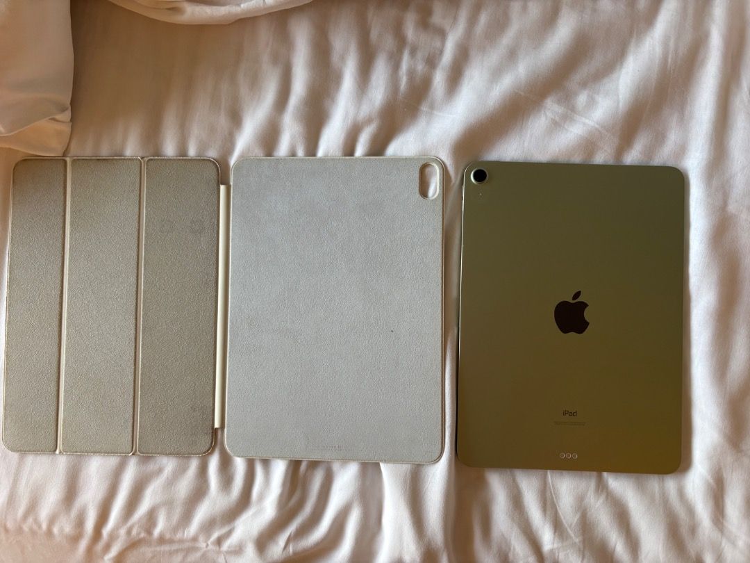 iPad Air 4th Gen very good condition （分類：平板電腦 - iPad）位於 Hong Kong。 由 gaetan64 提交（商品編號 1467318192，圖片 2）。簡介： Selling my iPad Air 4th Gen (64GB) in a gorgeous mint green color. The screen and back are in perfect condition. the top right corner has a cosmetic scuff. Comes with a the white apple folio case. Battery health is at around 80%. The iPad is still running very smoothly, no complaints about it ! I'm selling it to buy a newer iPad Pro. MTR sta