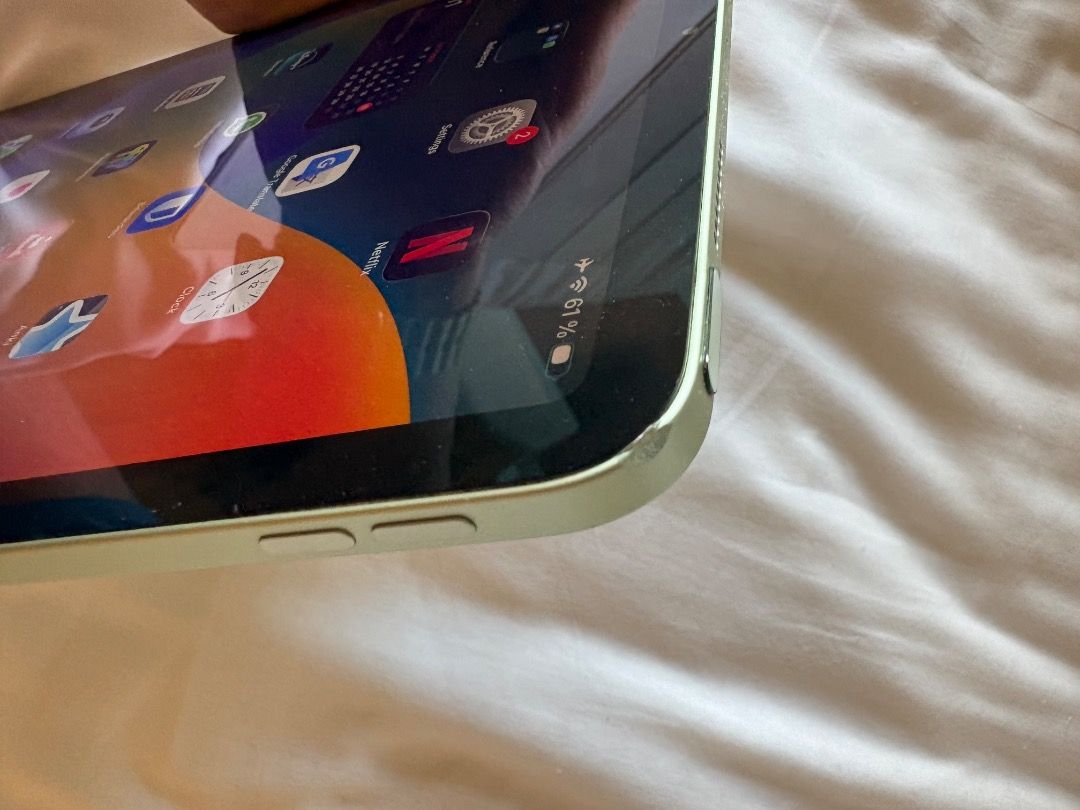 iPad Air 4th Gen very good condition （分類：平板電腦 - iPad）位於 Hong Kong。 由 gaetan64 提交（商品編號 1467318192，圖片 3）。簡介： Selling my iPad Air 4th Gen (64GB) in a gorgeous mint green color. The screen and back are in perfect condition. the top right corner has a cosmetic scuff. Comes with a the white apple folio case. Battery health is at around 80%. The iPad is still running very smoothly, no complaints about it ! I'm selling it to buy a newer iPad Pro. MTR sta