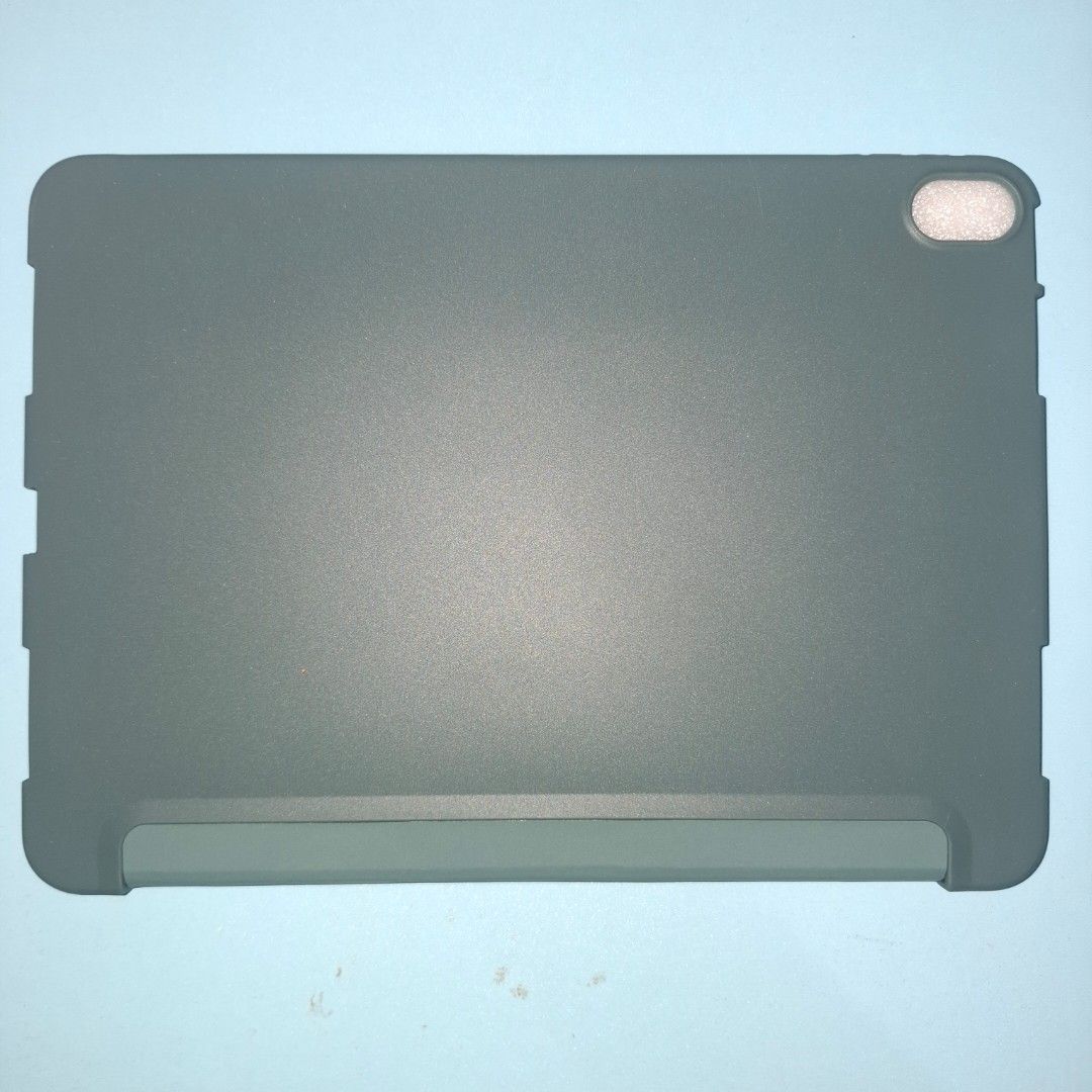 Ipad air 6th gen 11" green case (Category: Cases & Covers) located in Adams. Submitted by frog_and_clover (Listing ID 1467301200, Image 3). Description: rfs: wrong case na order. brand new.