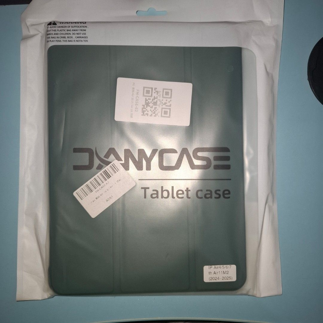 Ipad air 6th gen 11" green case (Category: Cases & Covers) located in Adams. Submitted by frog_and_clover (Listing ID 1467301200, Image 1). Description: rfs: wrong case na order. brand new.