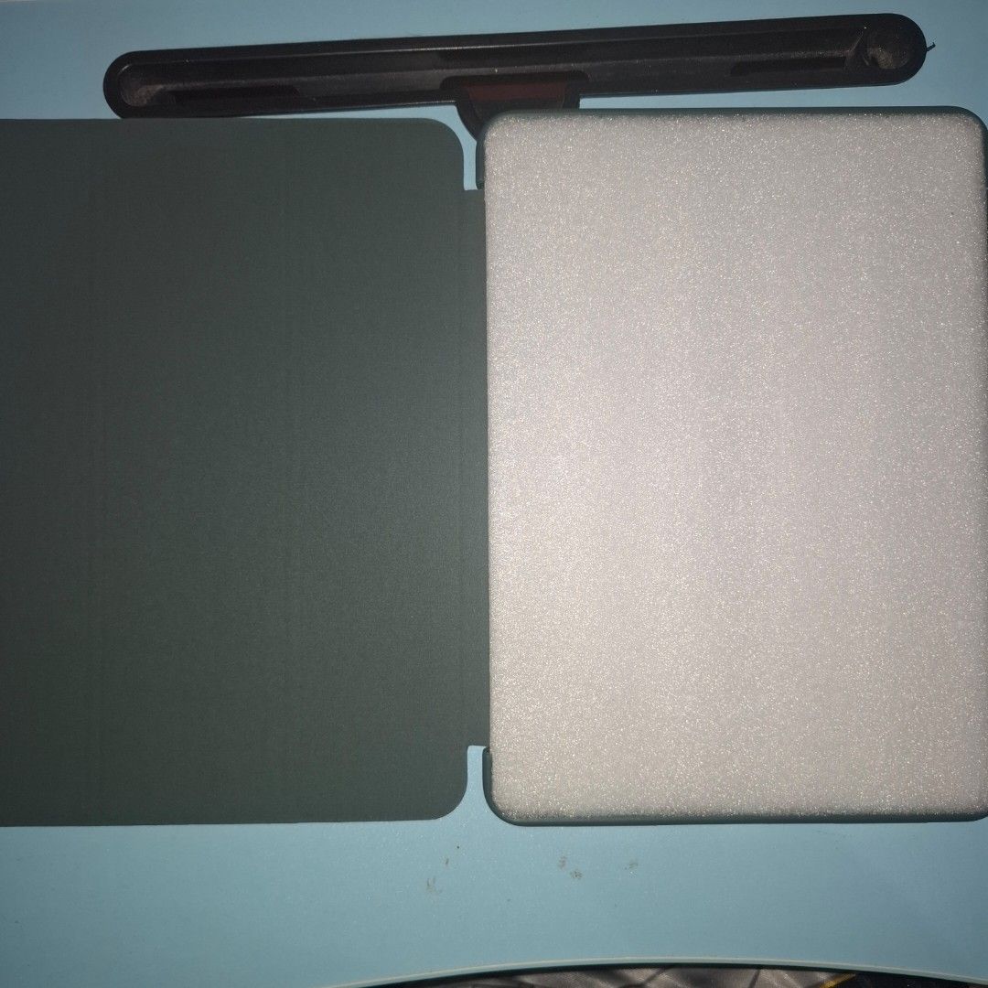 Ipad air 6th gen 11" green case (Category: Cases & Covers) located in Adams. Submitted by frog_and_clover (Listing ID 1467301200, Image 2). Description: rfs: wrong case na order. brand new.