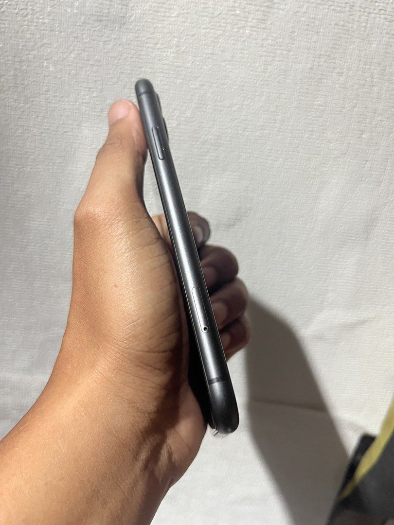 iPhone 11 256gb (Category: iPhone 11 Series) located in Caloocan City. Submitted by djaye.gadgets (Listing ID 1467246702, Image 3). Description: J/A Variant iOS 27 Face ID working True Tone working Battery Health 90% Physical Appearance 9.5/10 Check upon meetup Parts & Service History • Battery (Unverified) • Display (Unverified) Replaced parts are both original galing sa ibang unit, but still reads as "unverified" 9,499 slightly negotiable Inclu