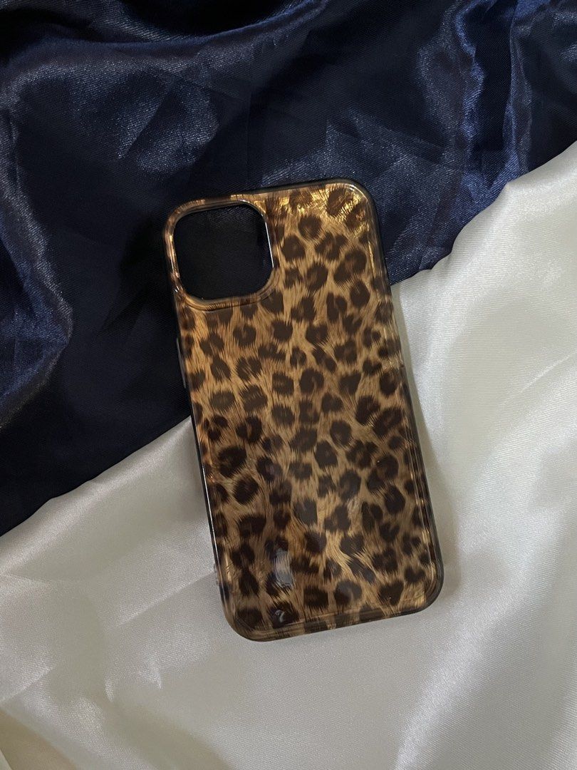 iPhone 13/14 Phone Case Bundle (Category: Cases & Sleeves) located in Las Pinas. Submitted by rich.collects (Listing ID 1467303410, Image 3). Description: 🐆 both cases are used for a week, please manage your expectations (few hairline scratches on the back of both cases) 🐆 non-MagSafe 🐆 ₱250 for both cases .