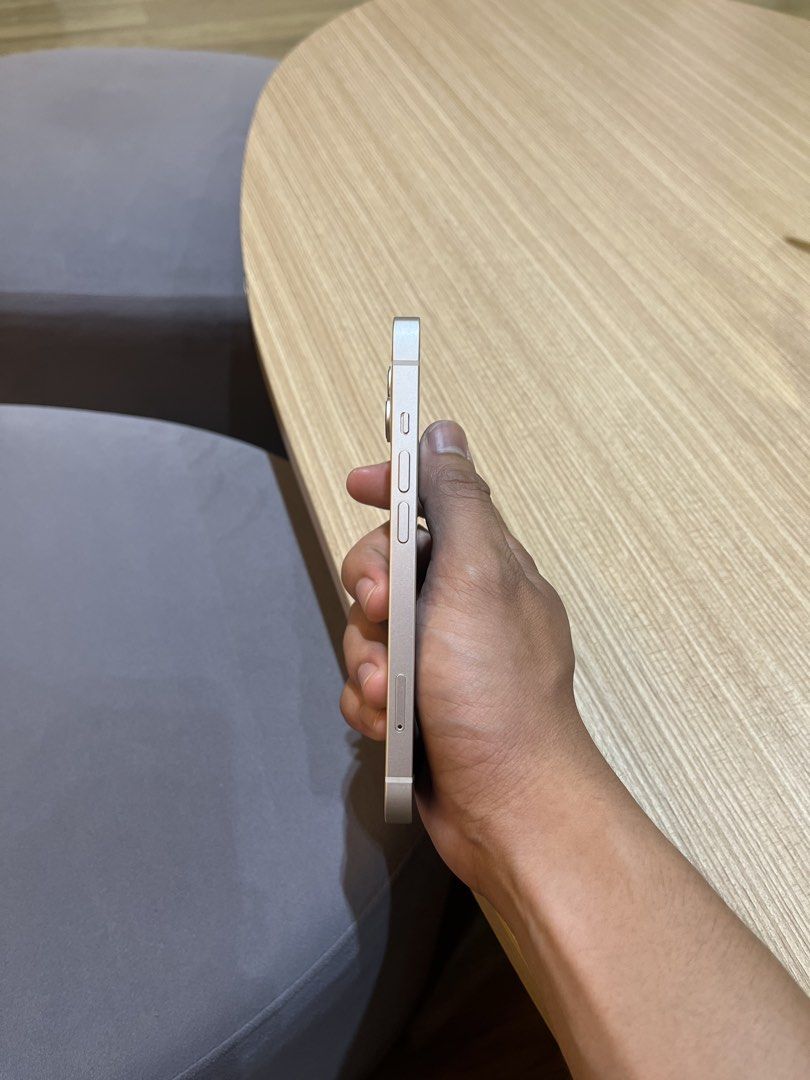 Iphone (Category: iPhone 14 Series) located in Manila. Submitted by rnzblrn (Listing ID 1467256811, Image 3). Description: - Model: iPhone 14 (Local variant) - Storage: 128GB - Color: White - Condition: Pristine, flawless physical appearance - Battery Health: 92% - Warranty: Covered until February 2027 - Location: Valenzuela.