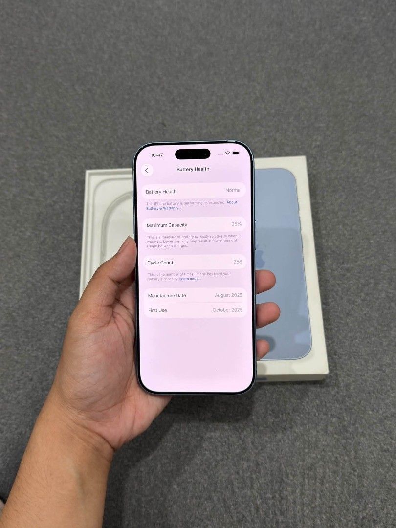 Iphone 17 (Category: iPhone 17 Series) located in Manila. Submitted by gabbimomoseng026 (Listing ID 1467337309, Image 2). Description: iphone 17 blue 256gb 95BH 258CC local variant U.W until Oct. 2026 no repair history w/ box & cord.