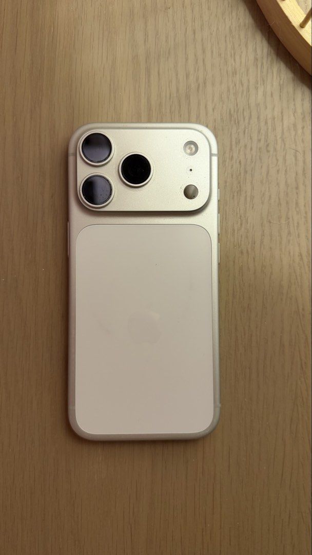 Iphone 17 pro 512 GB （分類：iPhone 17 Series）位於 Hong Kong。 由 famochi 提交（商品編號 1467346912，圖片 1）。簡介： 只有好輕微嘅花，95% new，有盒。