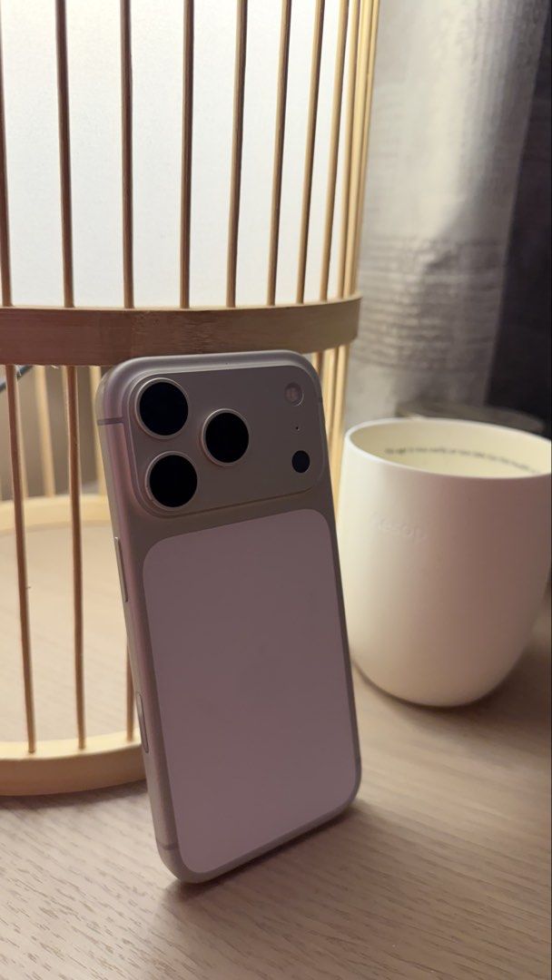 Iphone 17 pro 512 GB （分類：iPhone 17 Series）位於 Hong Kong。 由 famochi 提交（商品編號 1467346912，圖片 3）。簡介： 只有好輕微嘅花，95% new，有盒。
