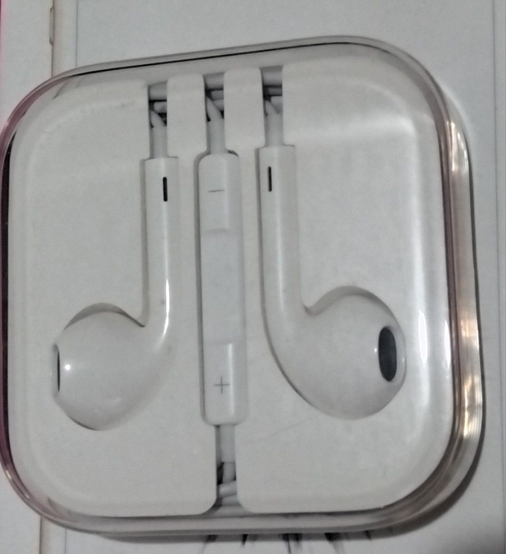 Iphone 6 32gb rose gold (Category: iPhone 6 Series) located in Baguio. Submitted by vpmolina26 (Listing ID 1467317636, Image 3). Description: good as a back up phone, includes original box, orig Apple wired headphones,case,screen protector and Bavin fast charger adapter( no cord)..1200, Baguio area.