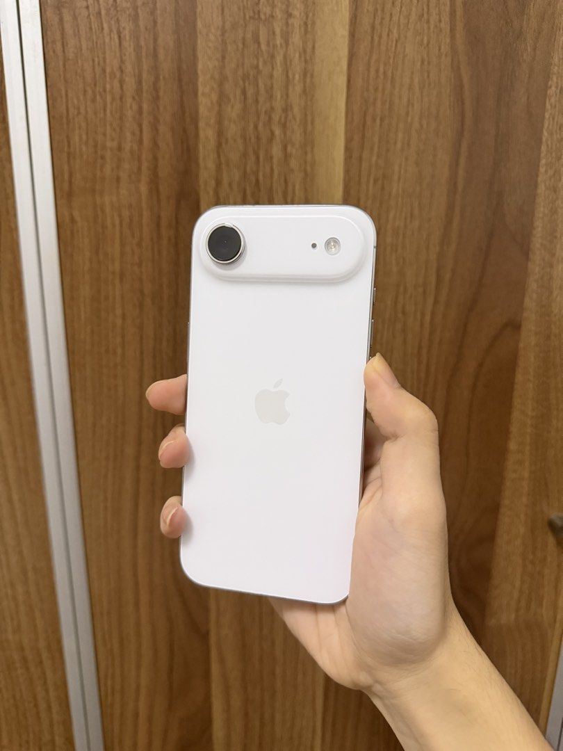 iPhone Air 256g （分類：iPhone Air Series）位於 Hong Kong。 由 chungshekl 提交（商品編號 1467314893，圖片 3）。簡介： iPhone air 256g cloud white 陸版 正常運作 Mon冇花 機身一處小花 battery health 99% 保養至04/2027。
