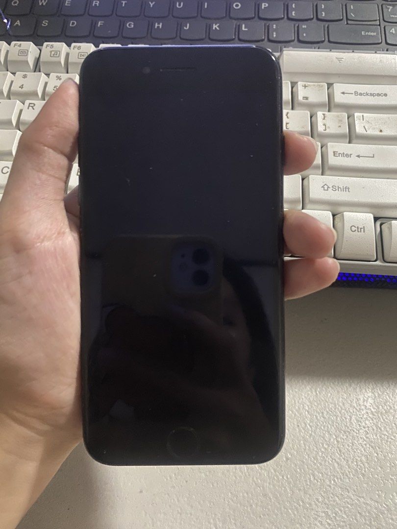 Iphone se (Category: iPhone SE Series) located in Binan City. Submitted by Msy_08 (Listing ID 1467356922, Image 3). Description: 📱 iPhone SE 2nd Gen 128GB — 💰₱4,000 ( NEGOTIABLE ) ✅ 128GB ✅ A13 Bionic — same chipset as iPhone 11 ✅ Replacement LCD ✅ Replacement battery — 100% capacity displayed ⚠️ Known issues: • Dents • Fingerprint/Touch ID not working • May bahagyang shadow / paninilaw sa mga gilid ng screen (dahil replacement LCD, pero 100% r