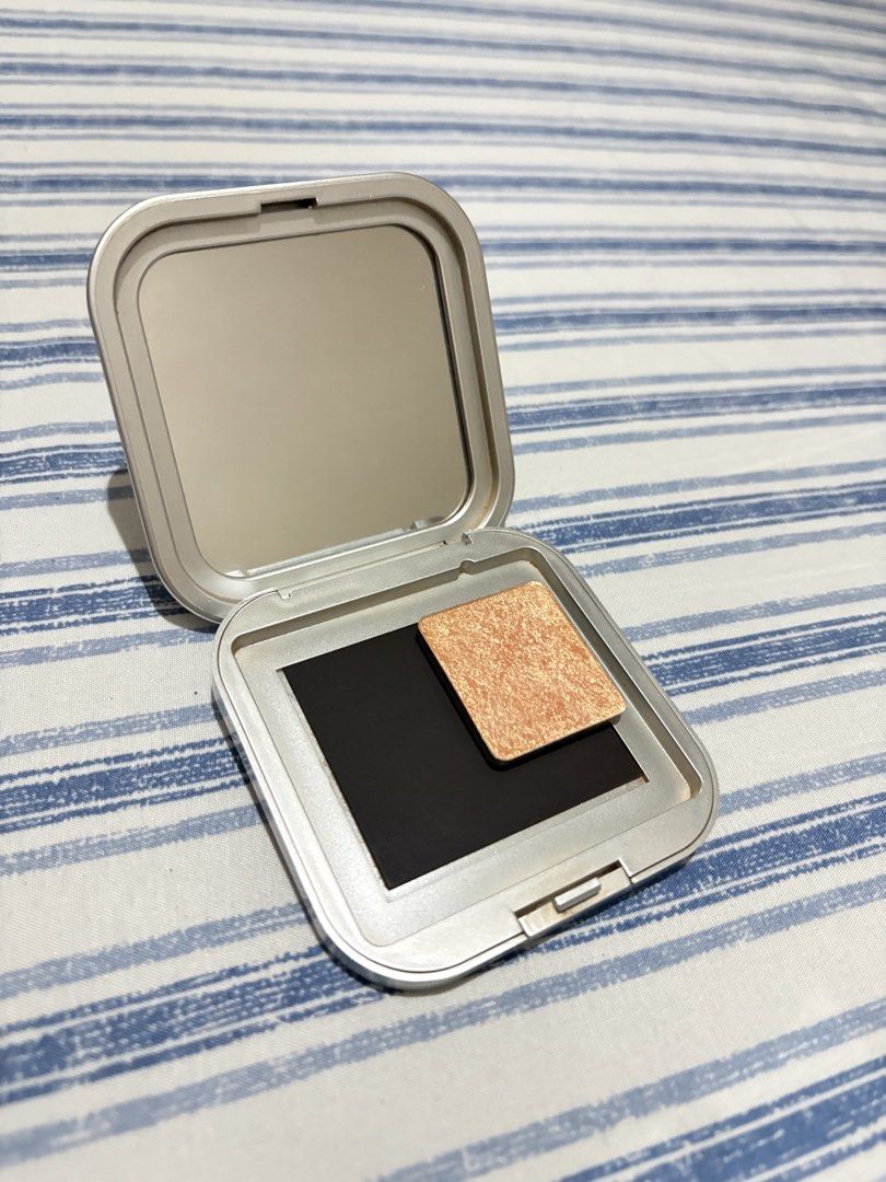 Issy Mini Insert Palette (Category: Makeup) located in Bacolod City. Submitted by fffurour (Listing ID 1467172335, Image 2). Description: ✴︎ rfs: decluttering ✴︎ with free highlight powder insert in shade: 02 TROPHY .