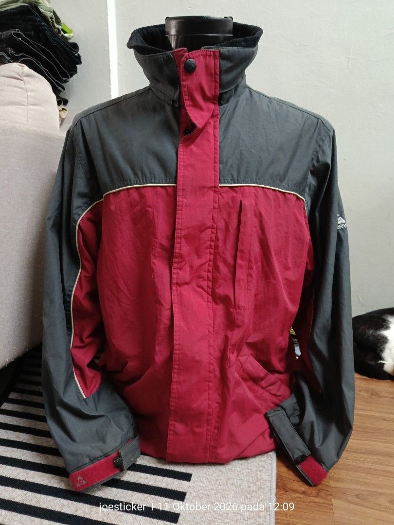 Jacket Gerry (Category: Hoodies) located in Maran. Submitted by joemubin88 (Listing ID 1467200673, Image 1). Description: P25/30 Condition 9/10 adjustable berfungsi.