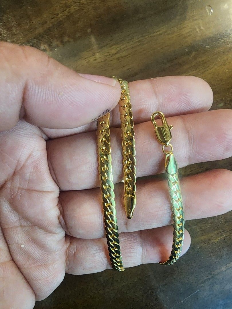 JAPAN CHAIN NECKLACE (Category: Necklaces) located in Manila. Submitted by chrinathalie (Listing ID 1467236754, Image 2). Description: this is a high quality jewelry from HK coated with real thick 18k gold that makes it tarnish- resistant and long wearing.pede ipamana! just store properly after each use! item looks and feels like real gold. ITEM IS NOT PAWNABLE..