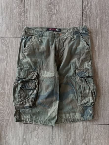 JAYJAYS CAMO CARGO SHORTS (Category: Shorts) located in Tabaco. Submitted by touchbytats (Listing ID 1467227440, Image 1). Description: size: 34 length: 25.5 leg hole: 11 issue: missing 1 pocket buttons NOTE: 📍Please manage your expectation. 📍Shipping fee is shouldered by the buyer 📍These are thrifted items, already washed and ready to wear. However, some pieces may have stains that can be removed with washing. 📍Minor signs of wear or imperfe