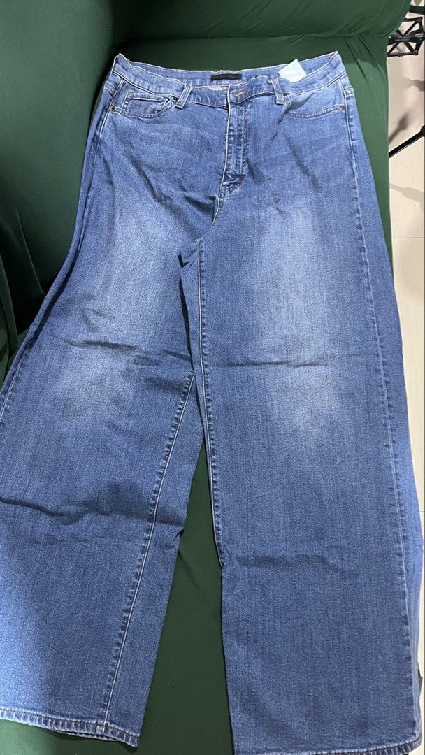 Jean Baggy (Category: Jeans) located in Imus. Submitted by jjulie.rtw (Listing ID 1467288665, Image 3). Description: Jeans baggy wide leg Waist:30-32 Length: 40 in inches Good condition Perfect for casual everyday outfit, easy to pair with basic tops.