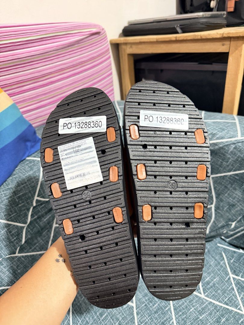JELLY BUNNY (Category: Flats & Sandals) located in Quezon City. Submitted by ayielovesz (Listing ID 1467311889, Image 2). Description: runs small this is size 39 but this fits me as a 38 brand new, bought in bangkok looks like h€rme$.