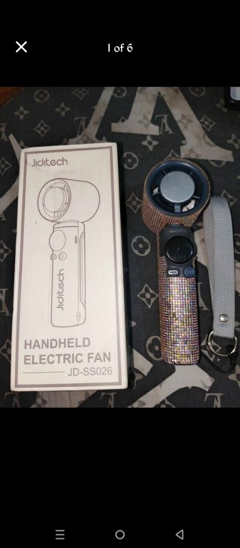 Jiditech Handheld Electric Fan JD-SS026 with Box (Category: Fans) located in Manila. Submitted by harpercbrr36253 (Listing ID 1467276762, Image 1). Description: - BAWAL SA MAARTE, SELLING IT AS IS - Model: Jiditech JD-SS026 Handheld Turbine Fan - Color: Sleek grey and blue design - Condition: Tested and fully working - Power: Rechargeable battery-powered - Inclusion: Comes with original box and wrist lanyard strap - Perfect for daily commuting an