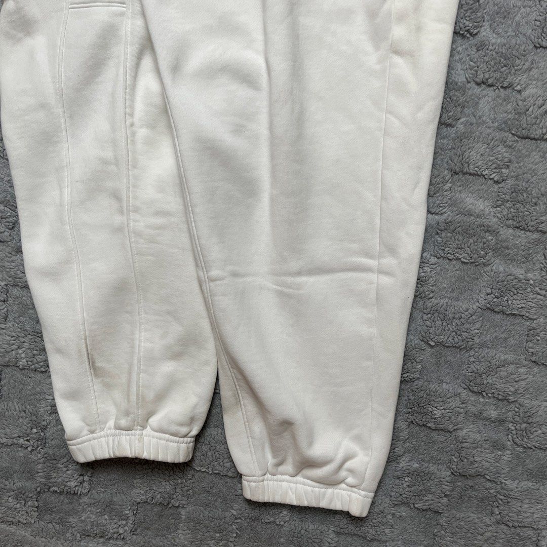 Jordan 23 White Joggers Sweatpants (Category: Joggers) located in Tarlac. Submitted by thriftspot2024 (Listing ID 1467282401, Image 3). Description: - Brand: Jordan - Size: Large - Color: White - Material: Soft fleece interior lining for maximum comfort - Design: Features signature star-filled '23' graphic and red Jumpman logo - Features: Elastic waistband, adjustable drawstrings, and ribbed ankle cuffs - Condition: Good, with a minor discolorati