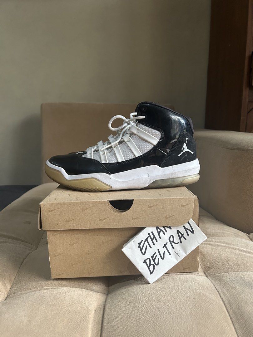Jordan Max Aura (Category: Sneakers) located in Pasig City. Submitted by ethanlucass (Listing ID 1467182345, Image 1). Description: WTS Jordan Max Aura Issues: Natural yellowing, rep box, minor scuffs. Can clean throughly before shipping Used few times - 9/10 condition RFS: Decluttering Size 10 ₱1,000 DM me! 📲.