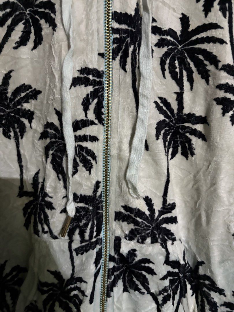 juicy couture (Category: Coats, Jackets and Outerwear) located in Santa Rosa. Submitted by jeremydeas56388 (Listing ID 1467340259, Image 3). Description: size small on tag black label.