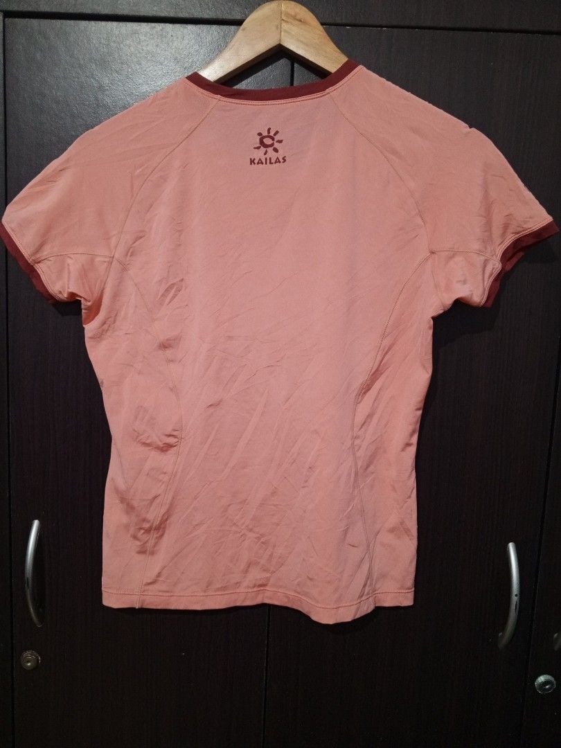 Kailas outdoor active shirt (Category: Activewear) located in Santa Maria. Submitted by paulo-garcia21 (Listing ID 1467291070, Image 2). Description: small on tag 15 by 21.5 no flaws excellent.