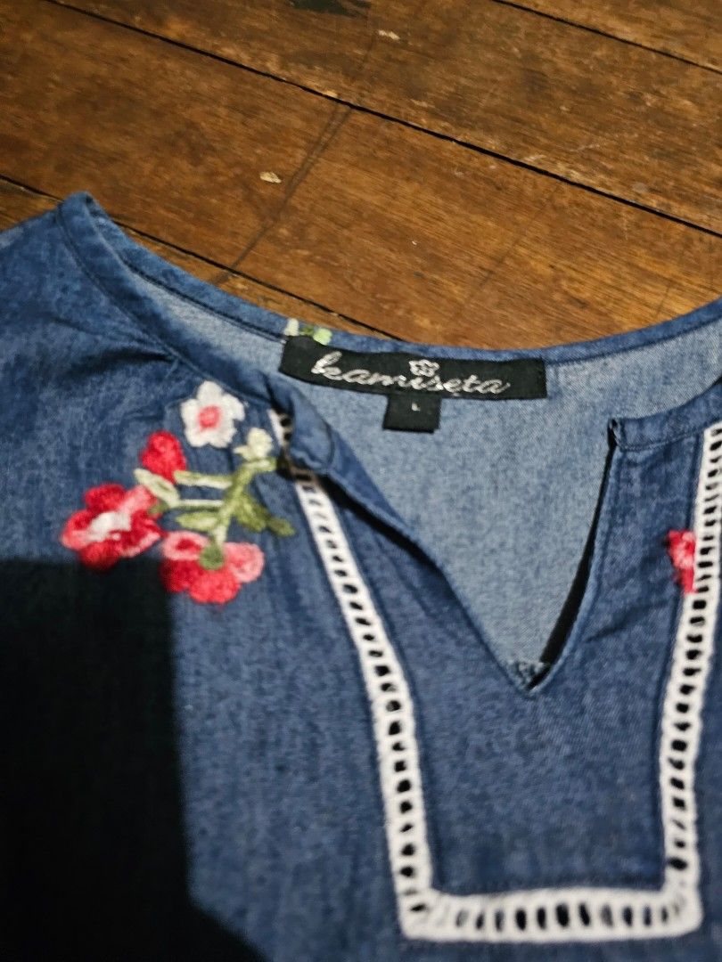 Kamiseta denim embroidered top medium (Category: Blouses) located in Manila. Submitted by onlinesmartshopping12 (Listing ID 1467321396, Image 3). Description: no issue.