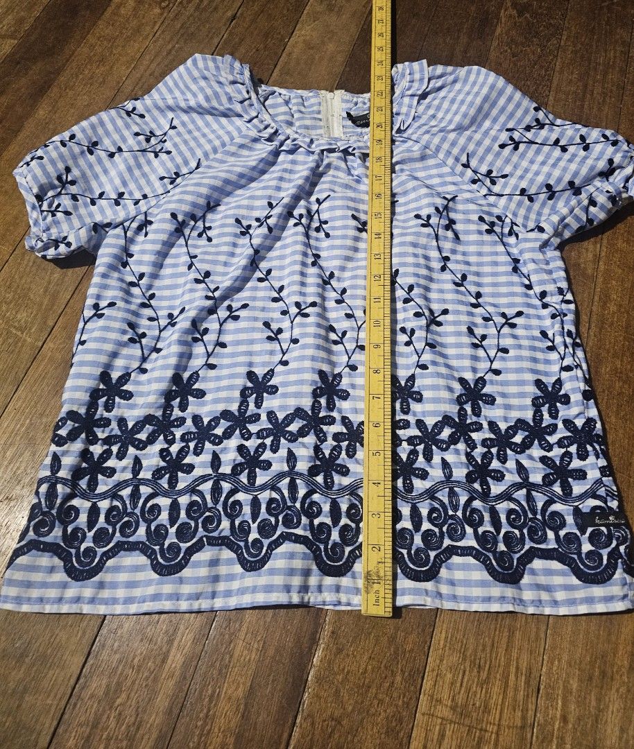 Kamiseta embroidered floral top blouse medium (Category: Blouses) located in Manila. Submitted by onlinesmartshopping12 (Listing ID 1467321042, Image 2). Description: no issue.