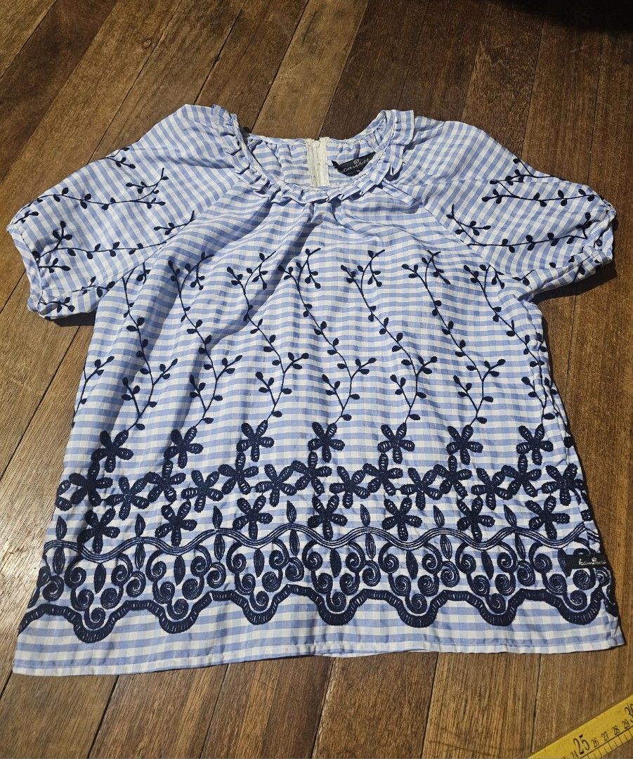 Kamiseta embroidered floral top blouse medium (Category: Blouses) located in Manila. Submitted by onlinesmartshopping12 (Listing ID 1467321042, Image 1). Description: no issue.