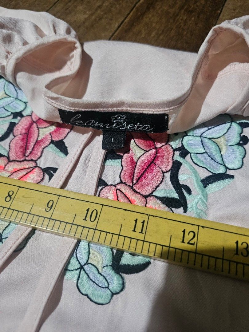 Kamiseta embroidered top blouse Large (Category: Blouses) located in Manila. Submitted by onlinesmartshopping12 (Listing ID 1467294072, Image 3). Description: no issue.