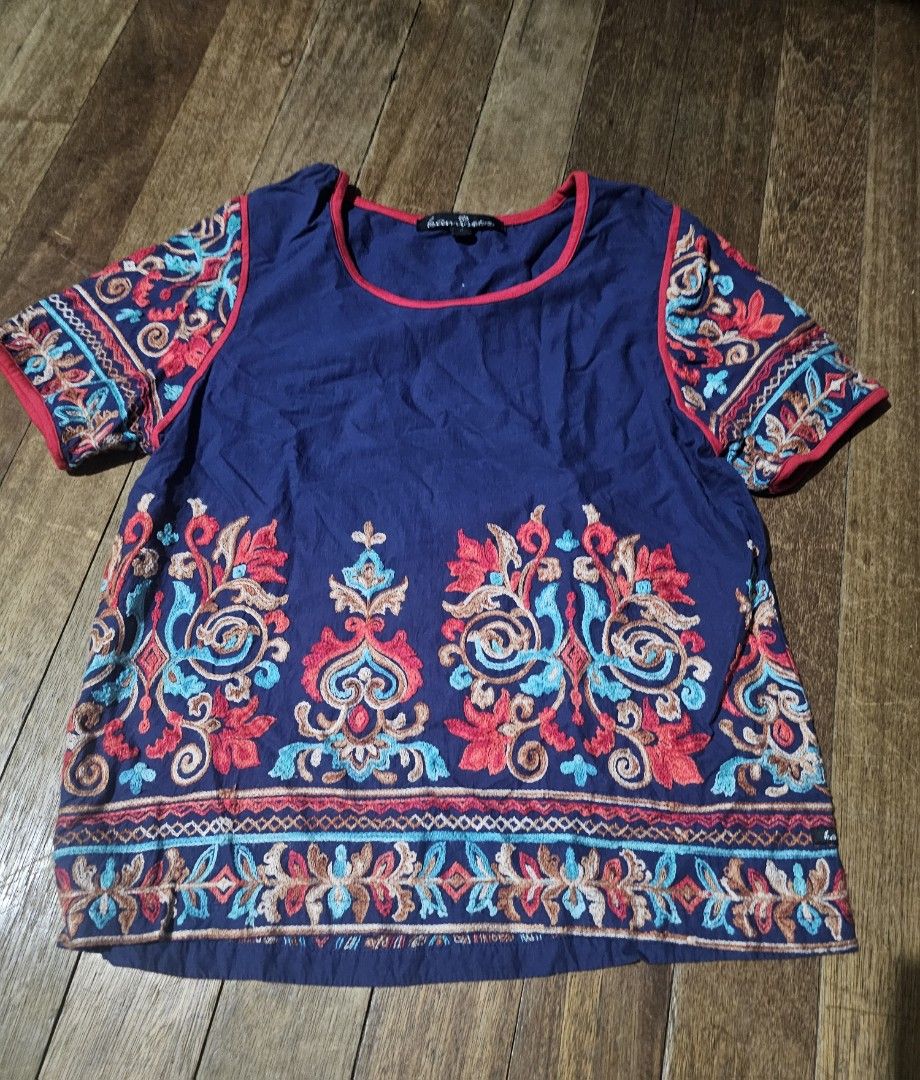 Kamiseta embroidered top blouse medium (Category: Blouses) located in Manila. Submitted by onlinesmartshopping12 (Listing ID 1467303535, Image 1). Description: no issues no haggling.