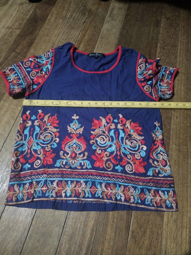 Kamiseta embroidered top blouse medium (Category: Blouses) located in Manila. Submitted by onlinesmartshopping12 (Listing ID 1467303535, Image 2). Description: no issues no haggling.