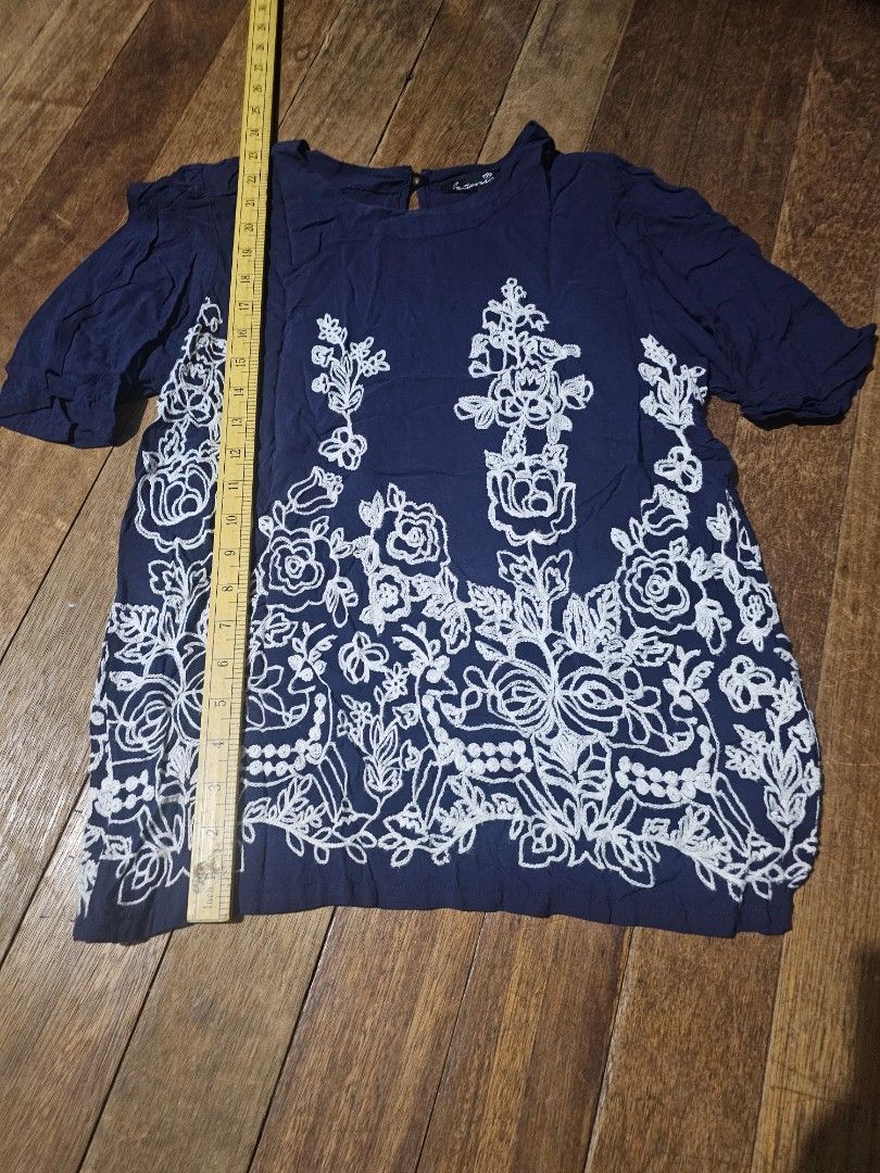 Kamiseta embroidered top blouse medium (Category: Blouses) located in Manila. Submitted by onlinesmartshopping12 (Listing ID 1467304702, Image 2). Description: no issue no haggling.