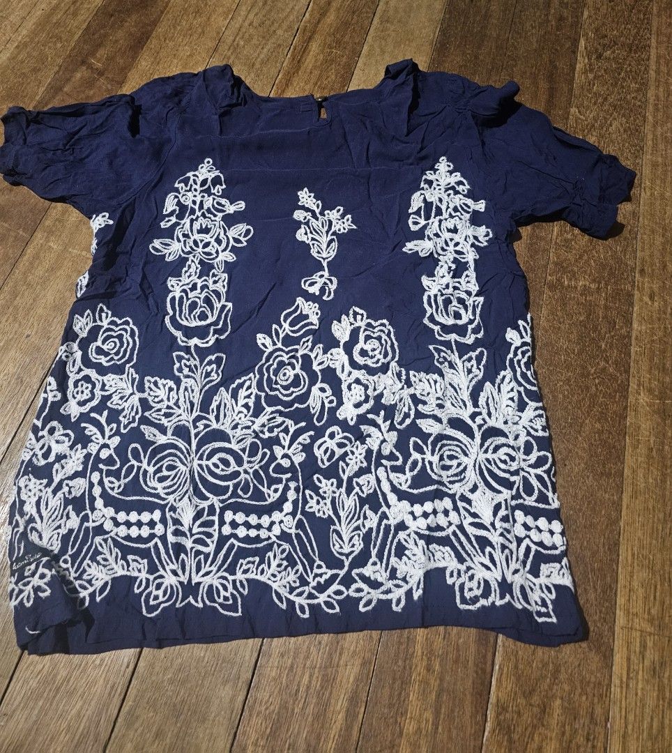 Kamiseta embroidered top blouse medium (Category: Blouses) located in Manila. Submitted by onlinesmartshopping12 (Listing ID 1467304702, Image 3). Description: no issue no haggling.