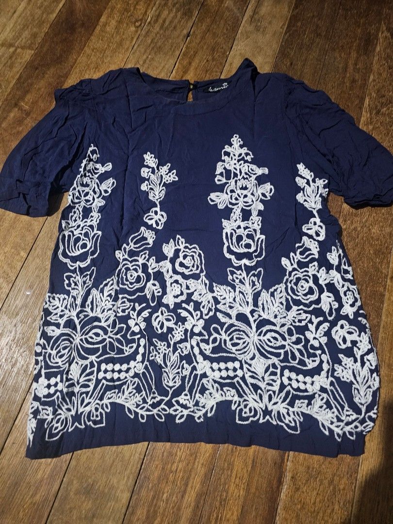 Kamiseta embroidered top blouse medium (Category: Blouses) located in Manila. Submitted by onlinesmartshopping12 (Listing ID 1467304702, Image 1). Description: no issue no haggling.