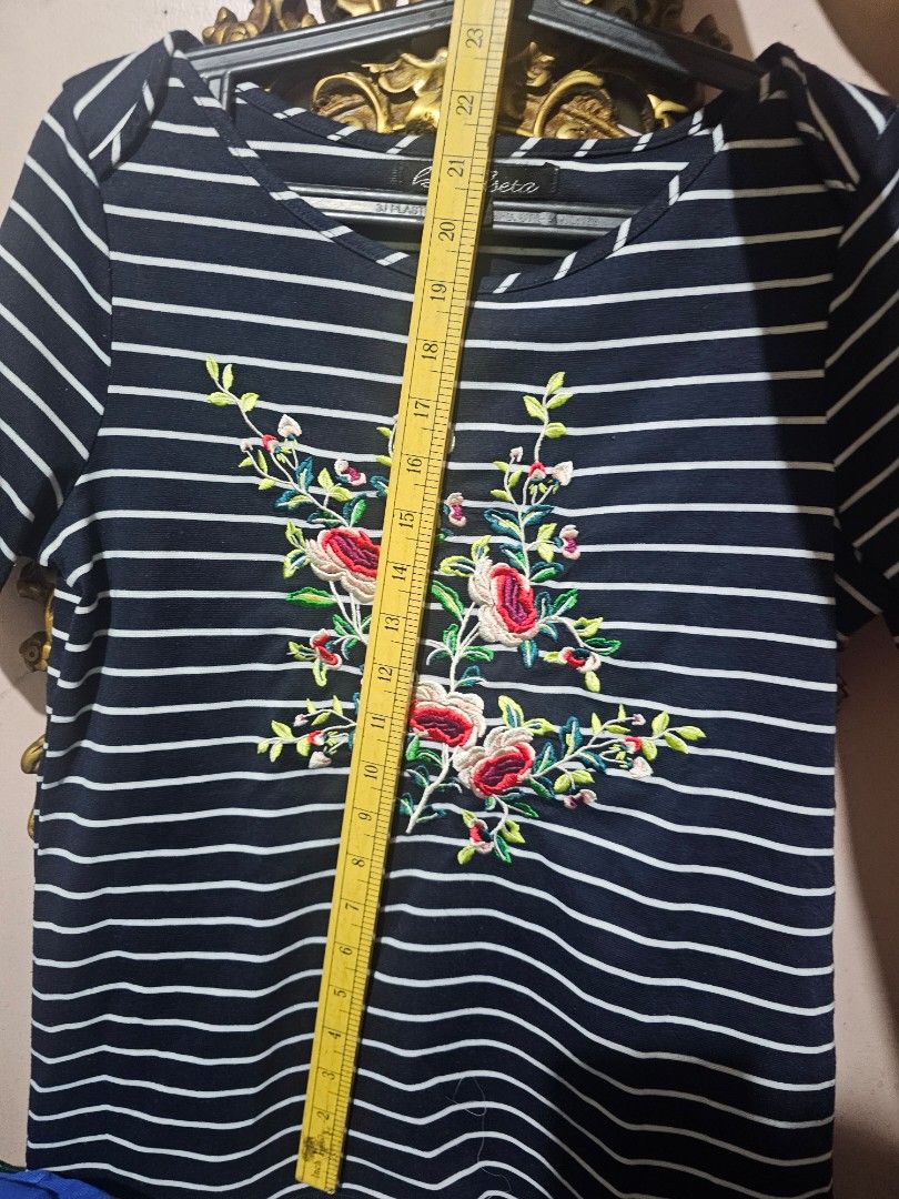 Kamiseta embroidered top blouse medium (Category: Blouses) located in Manila. Submitted by onlinesmartshopping12 (Listing ID 1467305027, Image 2). Description: no issue.