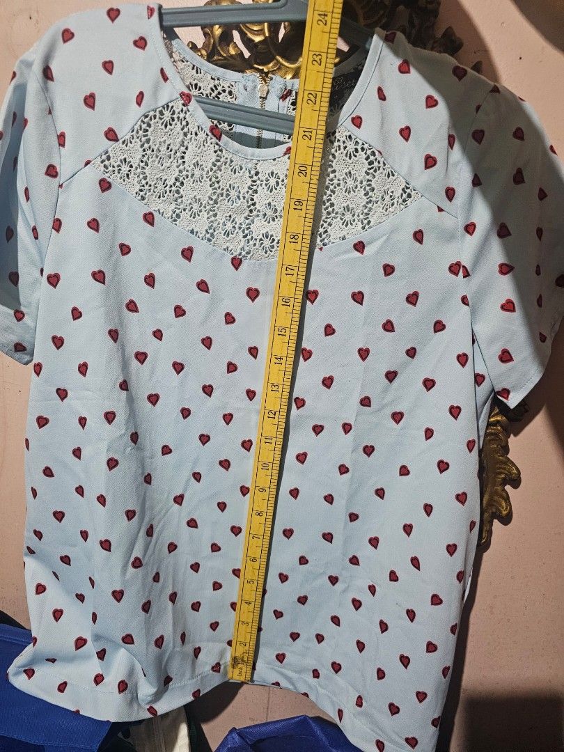 Kamiseta flora embroidered heart top medium (Category: Blouses) located in Manila. Submitted by onlinesmartshopping12 (Listing ID 1467305390, Image 3). Description: no issue.