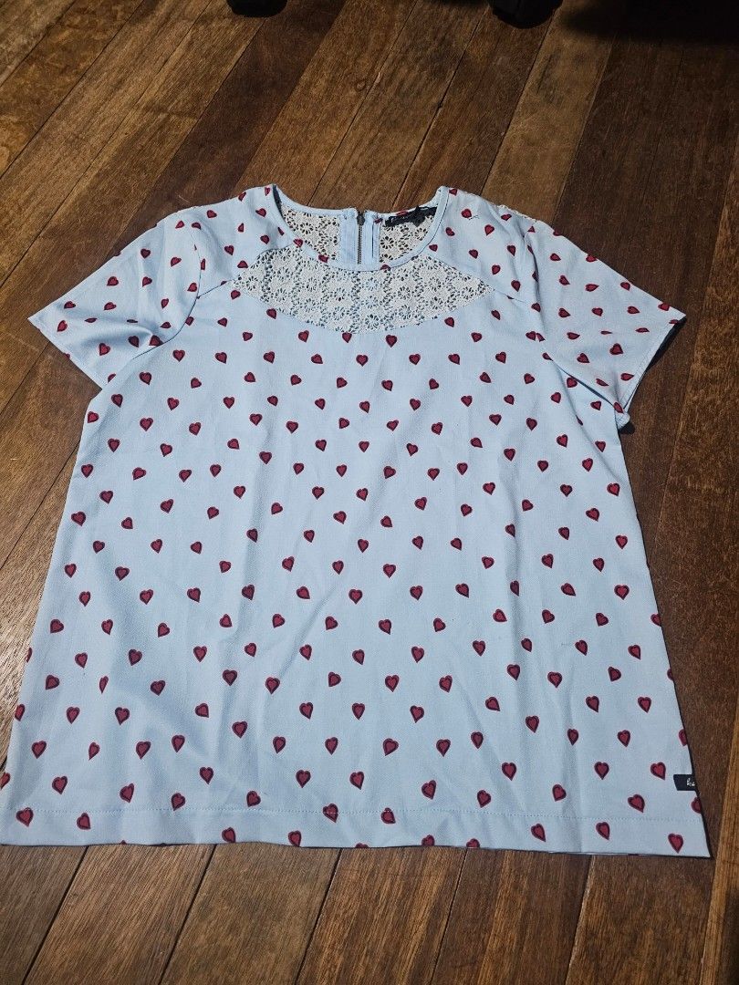 Kamiseta flora embroidered heart top medium (Category: Blouses) located in Manila. Submitted by onlinesmartshopping12 (Listing ID 1467305390, Image 1). Description: no issue.