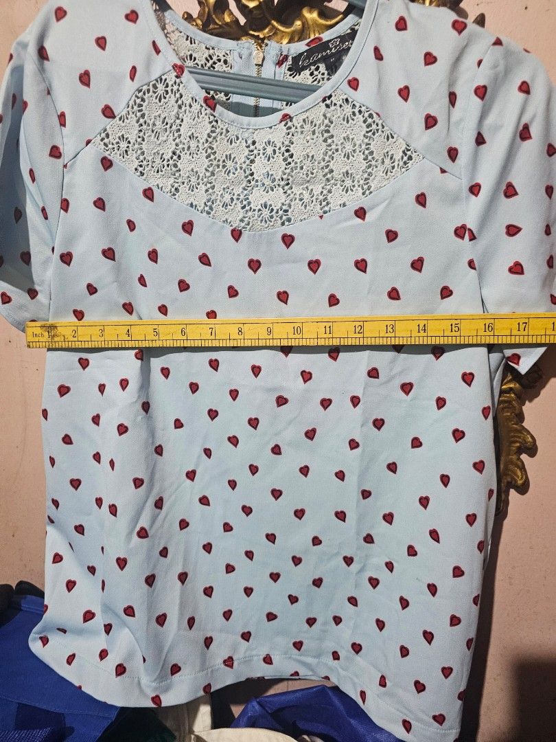 Kamiseta flora embroidered heart top medium (Category: Blouses) located in Manila. Submitted by onlinesmartshopping12 (Listing ID 1467305390, Image 2). Description: no issue.