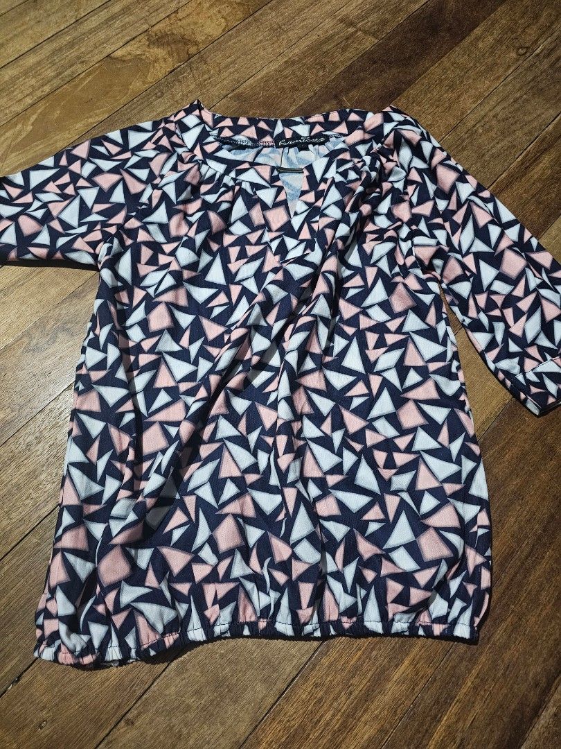 Kamiseta printed top blouse large (Category: Blouses) located in Manila. Submitted by onlinesmartshopping12 (Listing ID 1467301472, Image 1). Description: no issue.