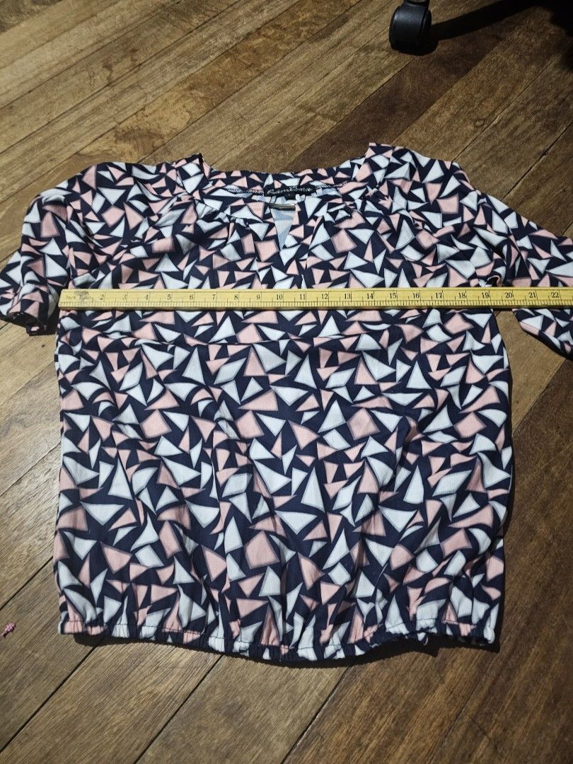 Kamiseta printed top blouse large (Category: Blouses) located in Manila. Submitted by onlinesmartshopping12 (Listing ID 1467301472, Image 2). Description: no issue.