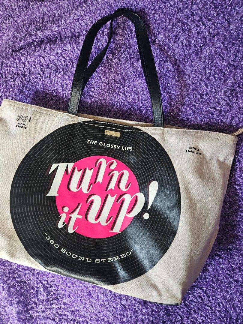 Kate spade shoulder bag (Category: Tote Bags) located in Aroroy. Submitted by cloverclothes (Listing ID 1467205608, Image 1). Description: very okay p po sha. nastock lang po and the only issue is ung discoloration sa may zipper which is hindi nmn sha kita..