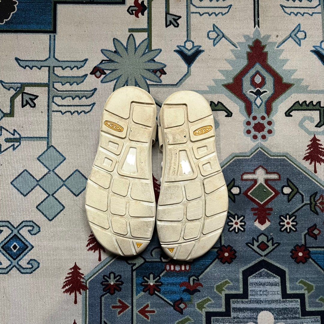 Keen Uneek (Category: Sandals) located in Manila. Submitted by dot.niel (Listing ID 1467221374, Image 3). Description: Keen Uneek Triple White In Excellent Condition Size 7w/ 37.5 eu.