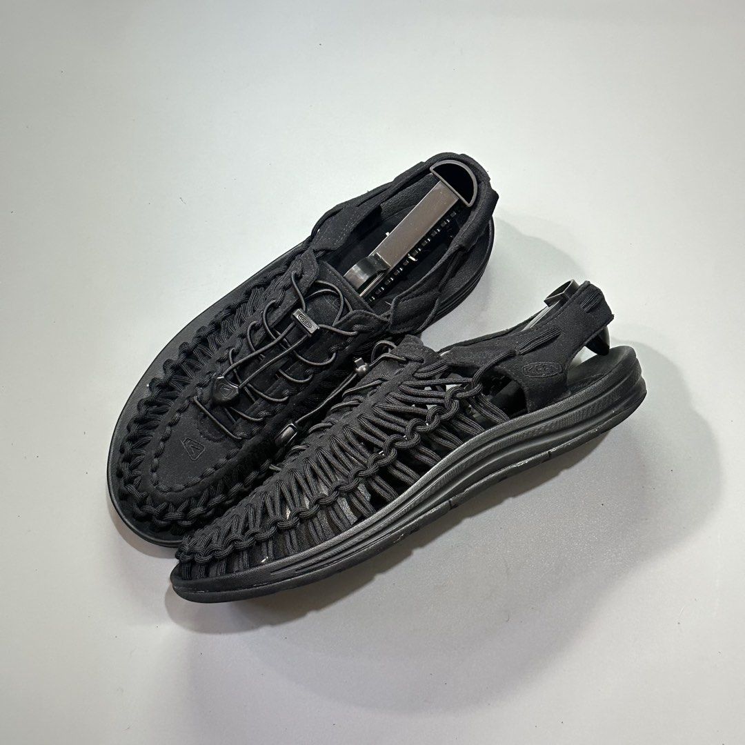 KEEN UNEEK SANDALS (Category: Slippers & Slides) located in Baguio. Submitted by macshop_items (Listing ID 1467294335, Image 2). Description: KEEN UNEEK SANDALS Tri black - Size 9us(27cm) - Excellent condition - Signs of usage ₱ 1,880 + sf.